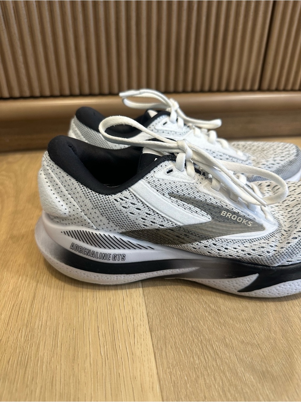 Brooks Adrenaline GTS 24 running shoes size 6 - Picture 2 of 8